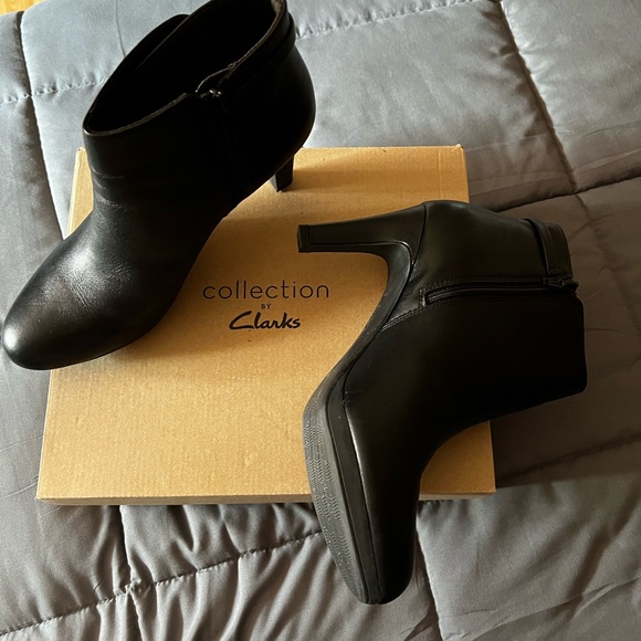 Clark’s Adriel Mae Black leather bootie size 9-1/2 - Picture 2 of 5